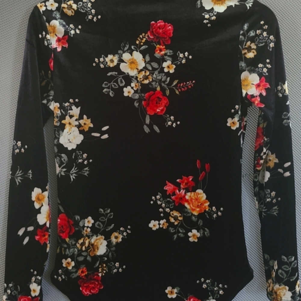 No Boundaries Women's Shirt, Floral Shirt, Keyhole Shirt, Long Sleeve Shirt - Picture 2 of 5